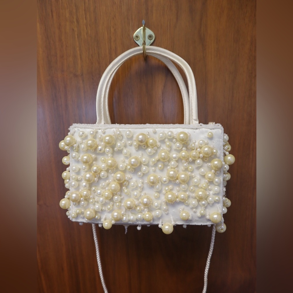 Elegant Pearl-Embellished Cream Mini Handbag (*)